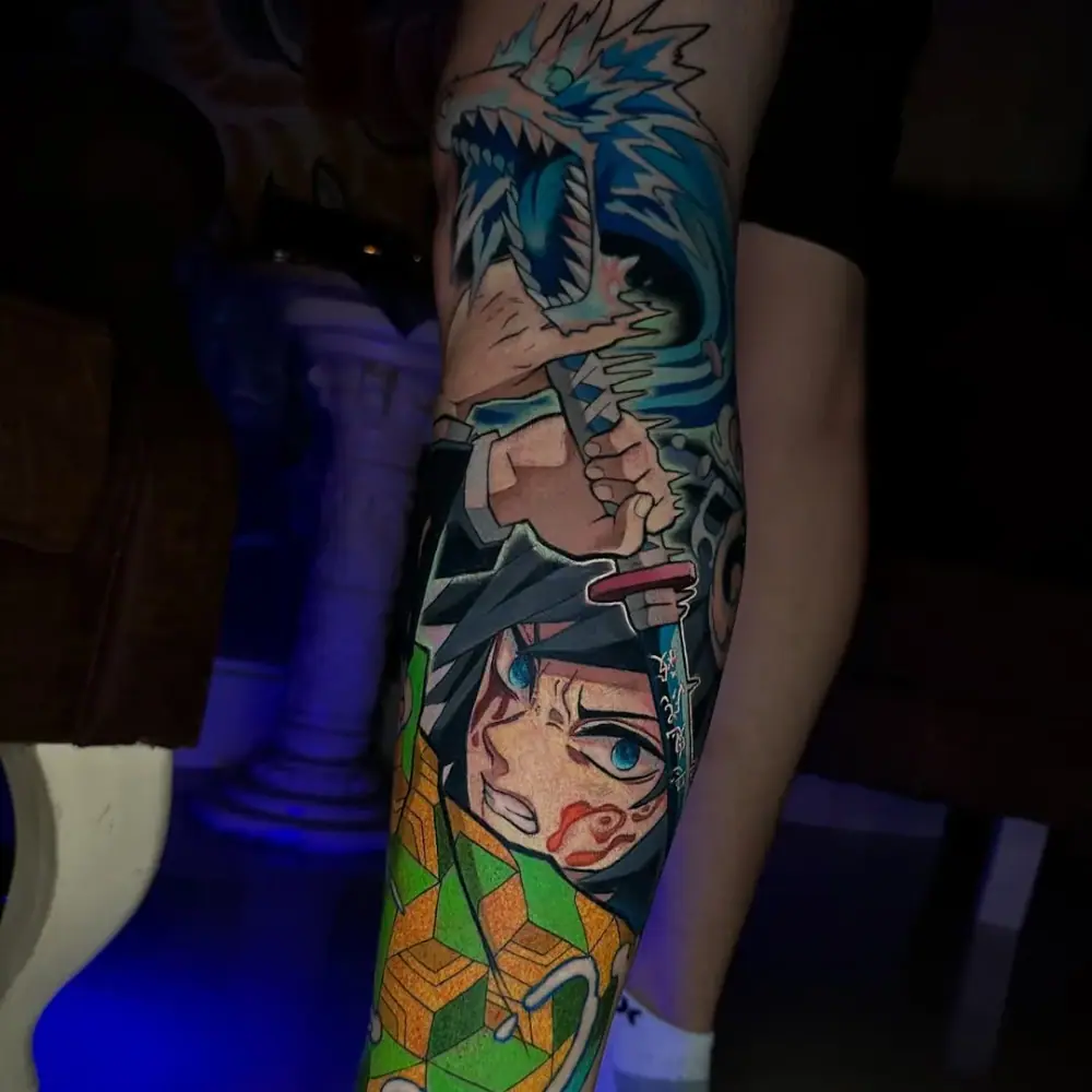 Tatuaje a color de Demon Slayer con dragón de agua en la pierna