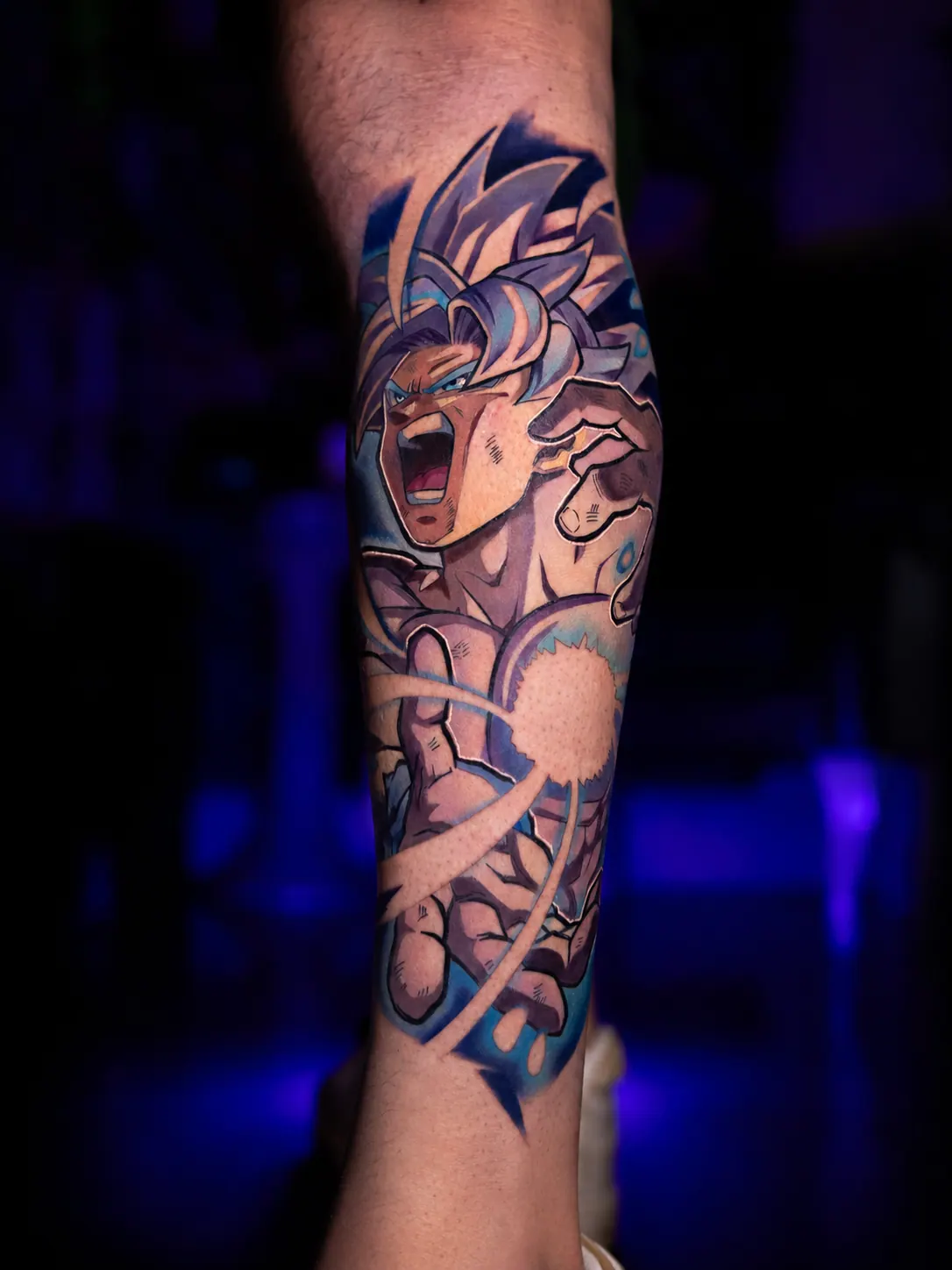 Tatuaje de Goku Ultra Instinto de Dragon Ball a color en el antebrazo