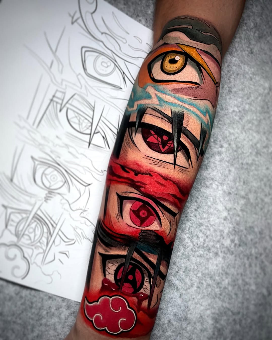 Tatuaje anime de ojos sharingan estilo manga en el antebrazo, por Kael Castillo